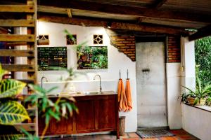 贡布贡布卡巴纳住宿加早餐旅馆的房屋内带水槽的户外厨房