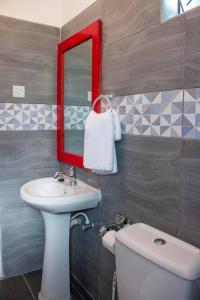 蒙巴萨Serene Homes的一间带水槽、镜子和卫生间的浴室