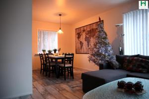 雷扎尔菲厄泽雷达夫尤都公寓的客厅配有圣诞树和桌子