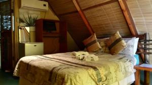 卡萨内Elephant Trail Guesthouse and Backpackers的一间卧室,床上放着两只动物