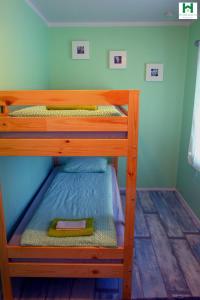 雷扎尔菲厄泽雷达夫尤都公寓的蓝色墙壁的客房内设有两张双层床。