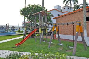 翡翠海岸Canadian Resort Veracruz的一个带红色滑梯的游乐场的公园