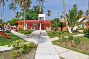翡翠海岸Canadian Resort Veracruz的一座红色屋顶的房子和一个游乐场