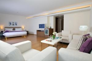 贝鲁特贝鲁特欧曼努精品酒店的客厅配有白色家具和床