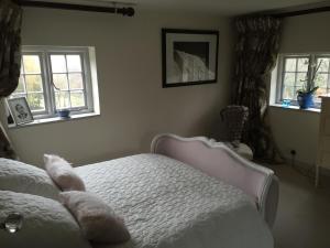 多尔金Castle Mill Bed and Breakfast的一间卧室,配有一张带泰迪熊的床