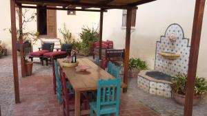 卡奇Casa del Tejedor的庭院配有木桌和椅子