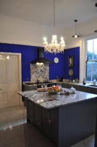 利物浦Aberley House的一间厨房,拥有蓝色的墙壁和大台面