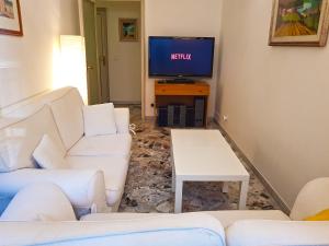 巴里Bari Grand Central Apartment的客厅配有白色沙发和电视