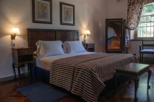 拉库布蕾Boutique Hotel Sevilla的一间卧室配有一张带条纹毯子的大床