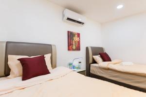马六甲Jia Residence的一间带两张床的卧室