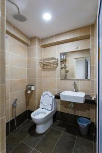 马六甲Jia Residence的一间带卫生间和水槽的浴室