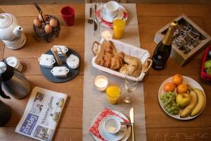 ZoerselDe Loteling的一张带早餐食品和一瓶香槟的桌子