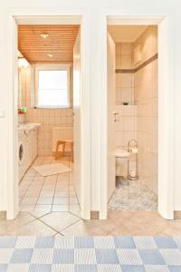 沃尔特湖畔韦尔登哈斯柯坦公寓的带淋浴、盥洗盆和卫生间的浴室