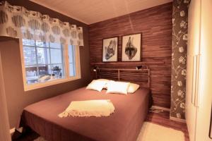 列维Levin Rölli - Apartment 4的一间卧室设有一张床和一个窗口