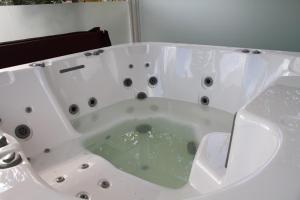 菲斯卡尔Casa Rural Villa Gervasio的白色浴缸,水