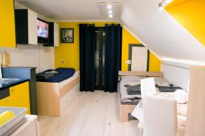 博希尼Apartma LINA, Encijan D-38的带两张床的房间和带黄色墙壁的厨房