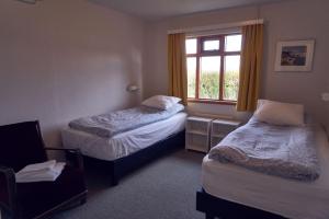 瓦玛里德Solvanes Farmholidays的一间卧室设有两张床和窗户。