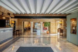 卡莫纳帕拉多卡莫纳酒店的客厅设有石墙和天花板