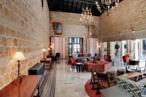 卡莫纳帕拉多卡莫纳酒店的大房间设有砖墙和桌椅
