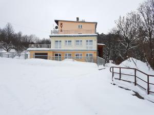 克雷尼察Willa RYŚ的雪覆盖的山丘上的房子