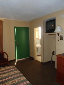 新奥尔良新奥尔良皇家酒店的一间设有绿门和浴室的酒店客房