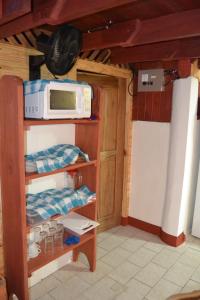 卡维塔Chalet Y Cabinas Hibiscus的厨房配有微波炉和冰箱。