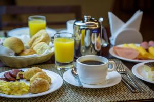 马瑙斯马瑙斯城际酒店的餐桌,早餐盘和咖啡盘