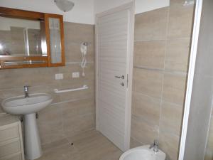 圣塔·马里亚·迪·帕尔玛agriturismo corallo的浴室配有卫生间、盥洗盆和淋浴。