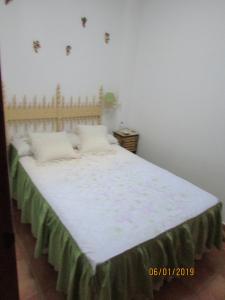 ZufreCALLE CALVARIO 10的一间卧室配有一张带白色床单的大床