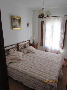 ZufreCALLE CALVARIO 10的一间卧室设有一张床和一个窗口