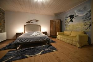 埃诺克欧拉Ta Petrina的一间卧室配有一张床和一张沙发