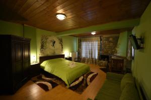 埃诺克欧拉Ta Petrina的一间卧室配有绿色的床和沙发