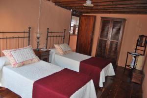 加拉奇科LA CASITA DEL MUELLE的一间卧室,配有两张床