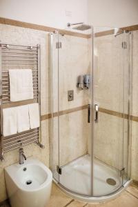 福贾La Magione的带淋浴、卫生间和盥洗盆的浴室