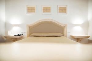 福贾La Magione的一间白色卧室,配有床和2个床头柜