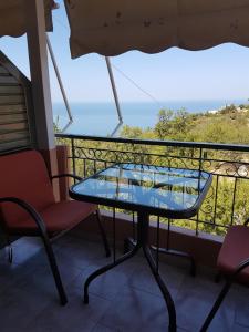 卡拉米锡Nontas Home的海景阳台上的桌椅