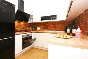 XY Suites - Design Apartments的厨房或小厨房