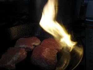 洛斯堡Solhof-Schömberg的火上烧着两块肉的煎锅