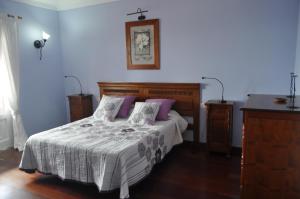 GüimeVilla Miramar, Güime的一间卧室配有一张带紫色枕头的床