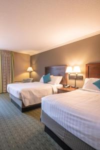波特兰大学广场酒店与会议中心的酒店客房设有两张床和两盏灯。
