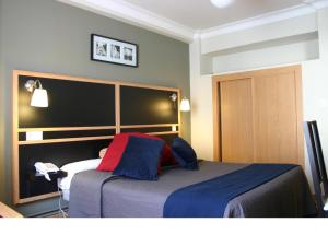 拉科鲁尼亚玛拉旅馆的一间酒店客房,客房内配有一张床