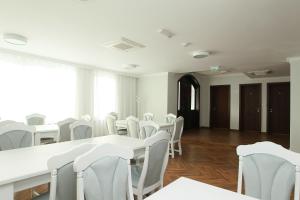 百乐费利克斯Pensiunea Hanna的一间空房间,配有白色的桌子和白色的椅子