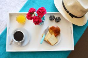 圣克莱门特雷图尤SolMar的盘子,盘子上放着一盘食物和一杯咖啡