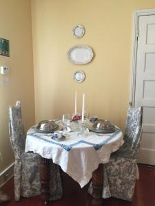 纳奇兹Magnolia Cottage Bed and Breakfast的餐桌上摆放着盘子和蜡烛
