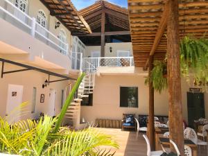 普拉亚多Pousada Mel的一座带螺旋楼梯的房屋的庭院