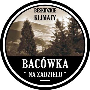 LaskowaBacówka na Zadzielu的背景树的山的标签