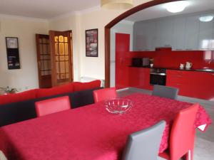 圣玛丽亚大德费拉Apartamento Arosa的客厅配有红色桌子和红色沙发