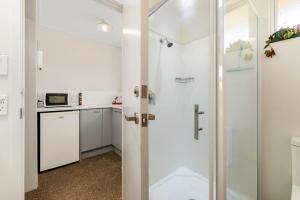 瓦纳卡高山汽车旅馆的带淋浴的浴室和玻璃门