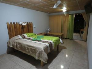 奥罗蒂纳切兹斯菲利普民宿的一间卧室配有一张带绿毯的床