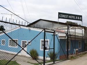 TocancipáCórest Hotel B&B的 ⁇ 顶上标有标志的蓝色建筑